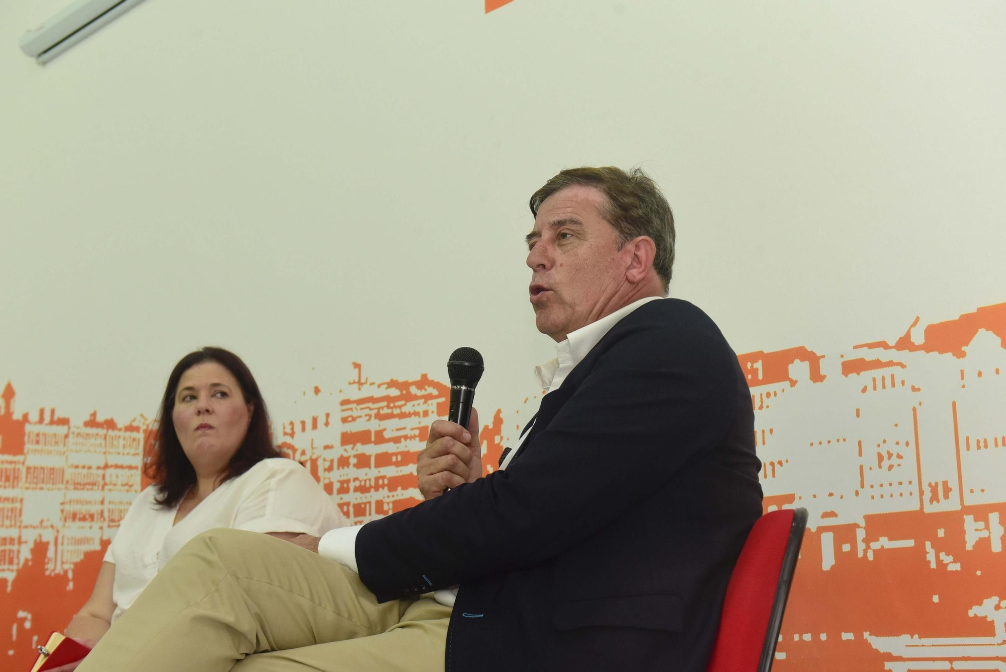 Salvador Illa se reúne con militantes en la sede del PSOE en A Coruña