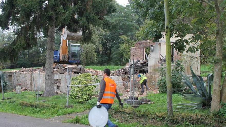 Operarios trabajando, ayer, en la demolición de la casa del guarda del parque de La Acebera.