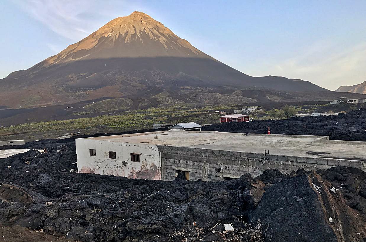 Imagen de la isla de Fogo, Cabo Verde, tomada en 2017, la erupción volcánica de la que se ven los efectos fue en 2014.