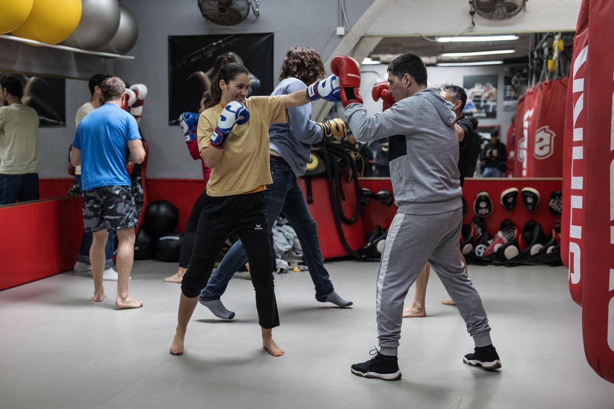 Entrenamiento de boxeo en el gimnasio DKSR para la rehabilitación de toxicómanos