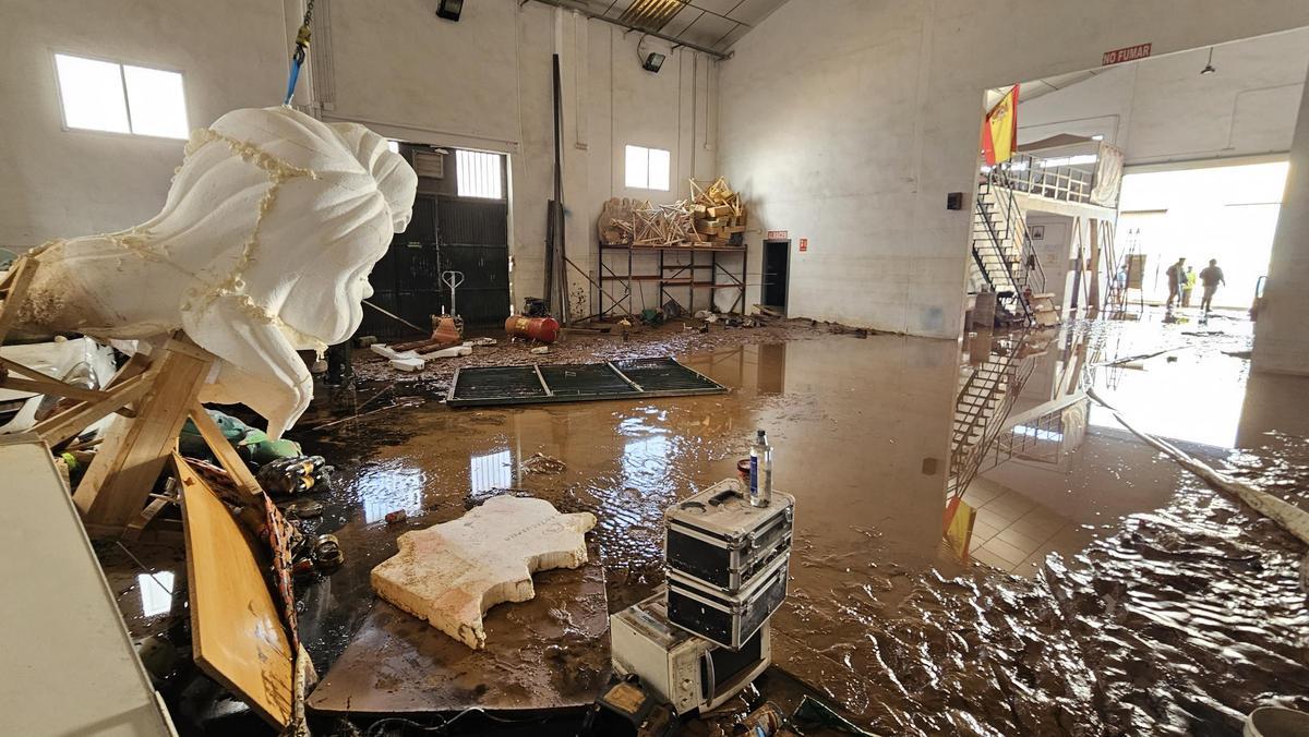 El taller, con la figura del Sol asomando por la izquierda