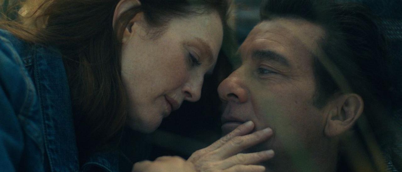 Julianne Moore y Clive Owen en ’La historia de Lisey’.