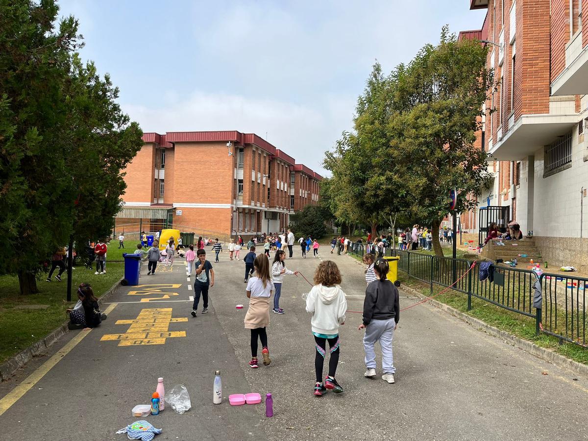 Un grupo de alumnos, en el exterior del colegio Arregui en una imagen de archivo