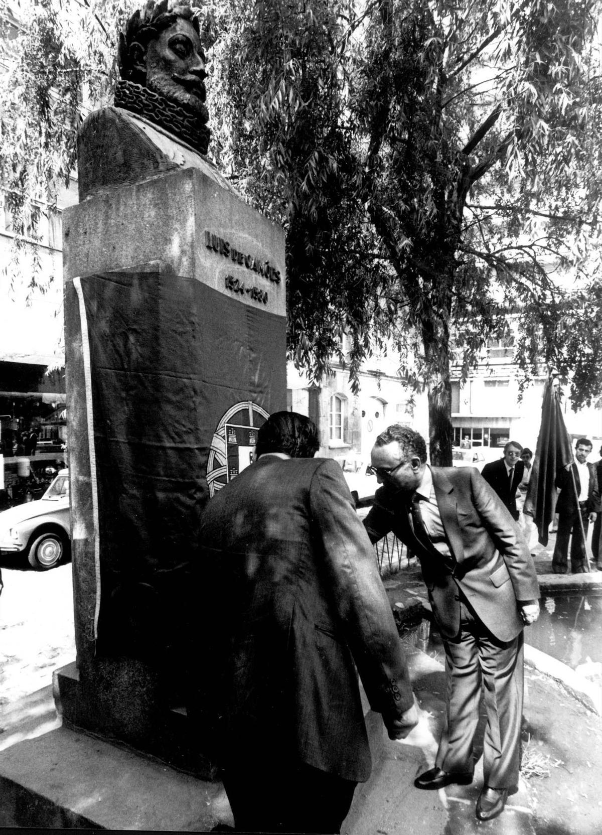 Celebración del Día de Portugal en Vigo, con la colocación de una corona de flores en la estatua de Camões, en 1984, esta vez ubicada del lado de la calle Rogelio Abalde.