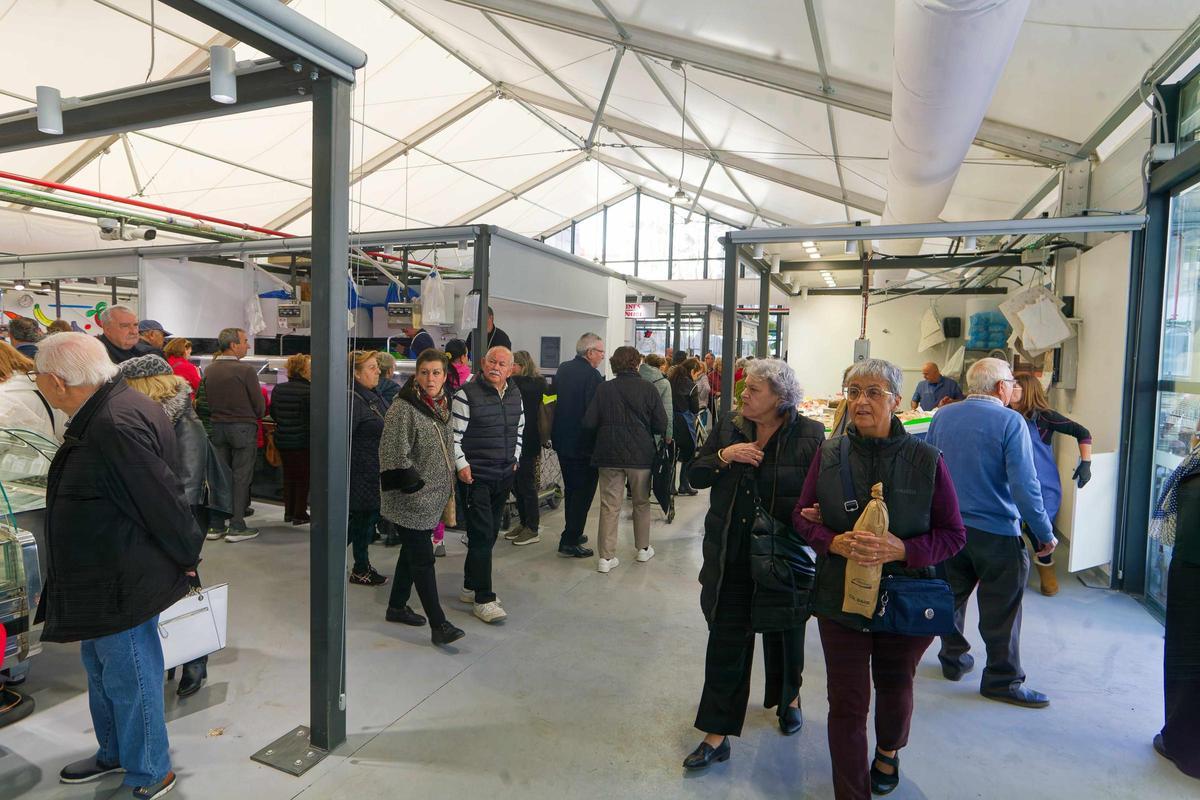 El mercado provisional, luminoso y con 42 paradas, aprueba 'con nota'