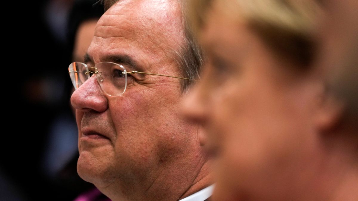 Armin Lachet, spokesperson for the trustees, and Angela Merkel. Armin Lachet, spokesperson for the trustees, and Angela Merkel.