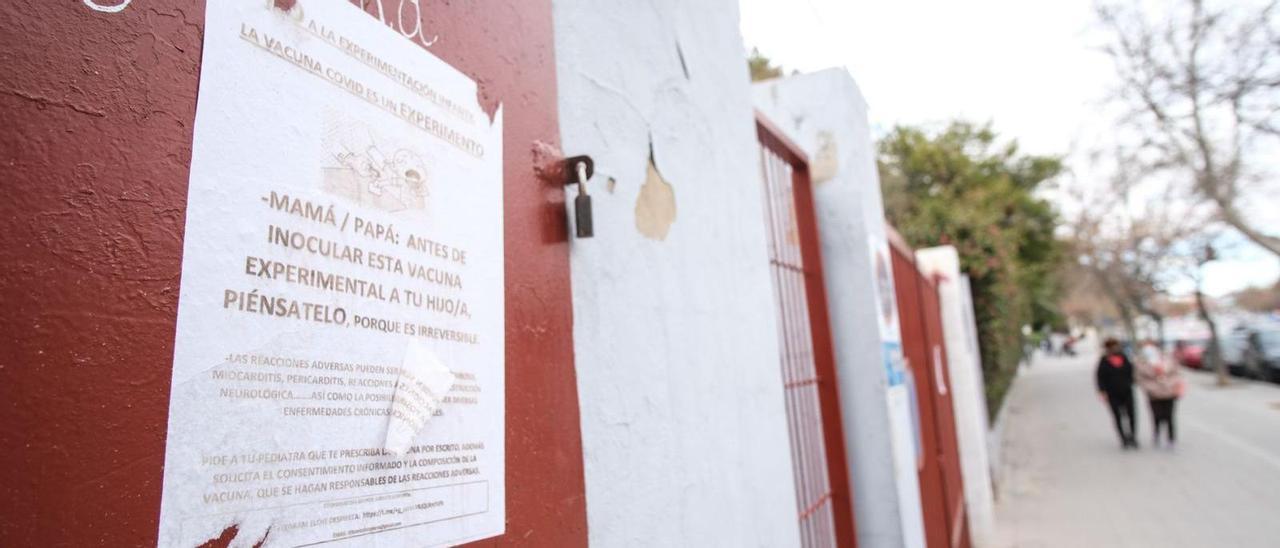 Cartel contra la vacunación de los niños a las puertas de un colegio de Alicante. |