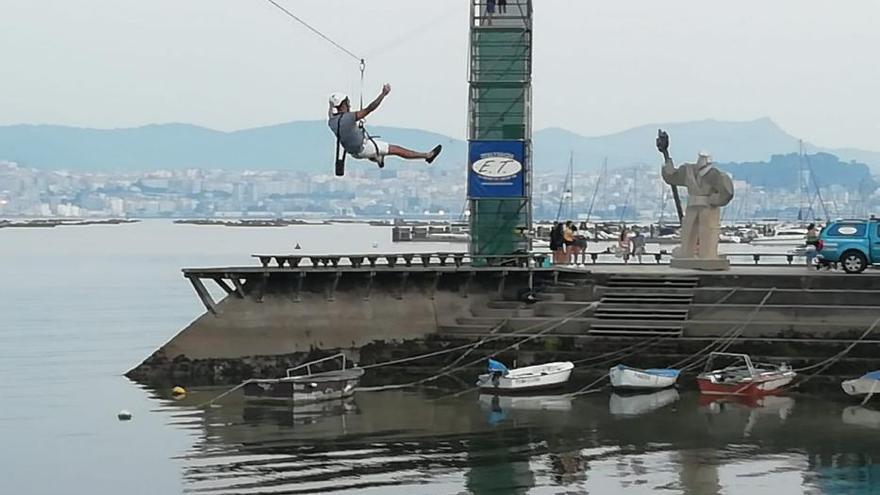 Una tirolina de 150 metros sobrevuela el mar de Moaña