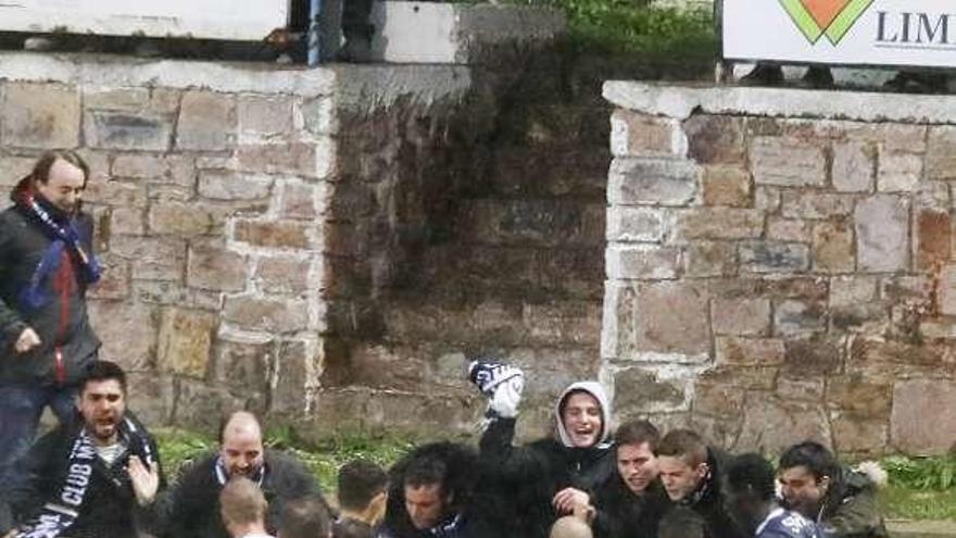 Los jugadores del Marino celebrando ayer uno de los goles.