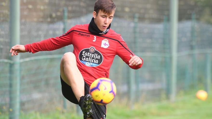 Saúl García en un entrenamiento del Deportivo.