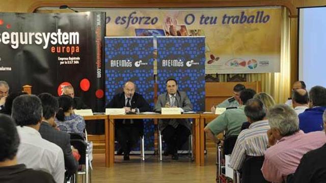 Varios empresarios asisten a una reunión en la que se aborda la seguridad de las empresas.