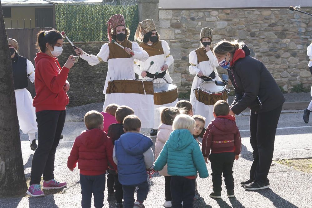 Els patges reials porten la màgia als barris de Girona