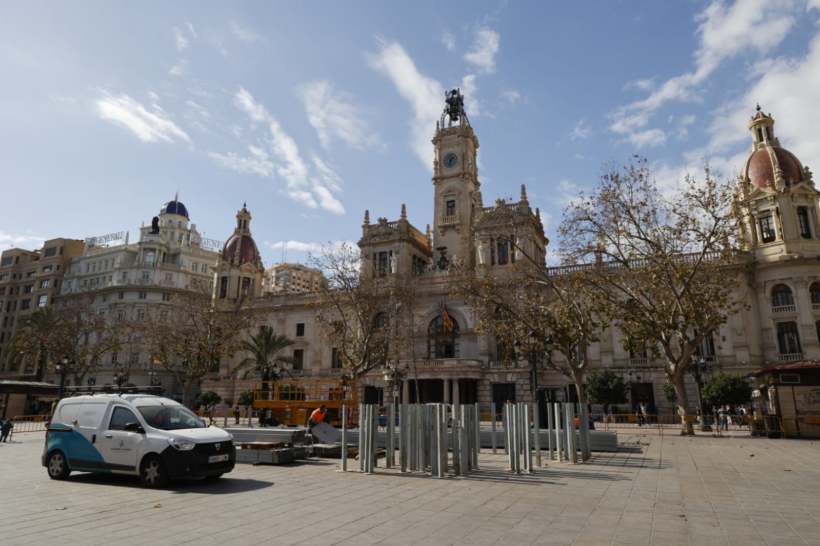 La jaula de la mascletà coge músculo en la plaza del Ayuntamiento