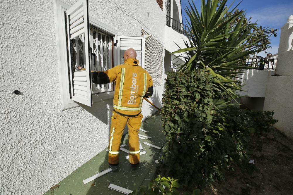 La deflagración ha causado daños en un piso situado en la planta baja de la urbanización Lomas Playa de Torrevieja