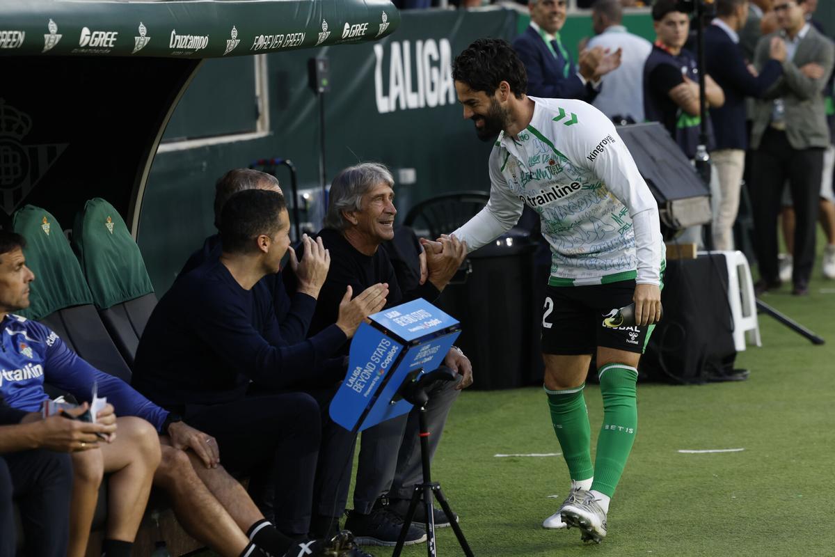 Isco dialoga con Manuel Pellegrini, Cousillas y Fernando durante el Betis-Real Madrid de Liga en La Cartuja