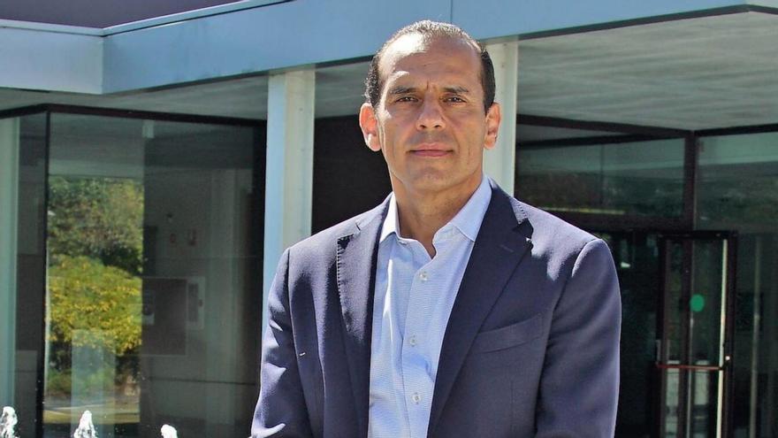 Juan Verde, ayer, en la entrada del colegio Manuel Peleteiro