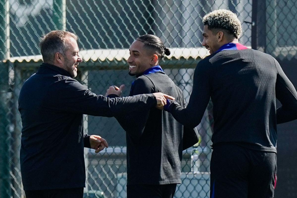 Flick junto a Raphinha y Araujo en un entrenamiento del Barça