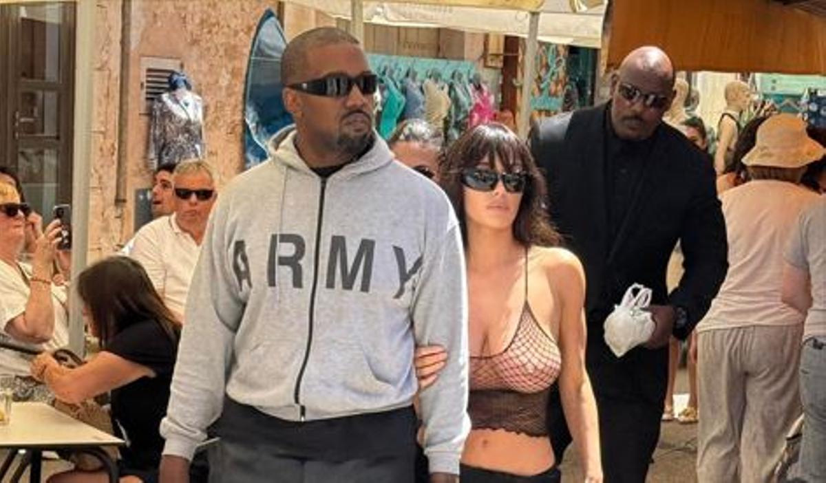 Kanye West in Begleitung seiner Frau Bianca Censori und einem Bodyguard.