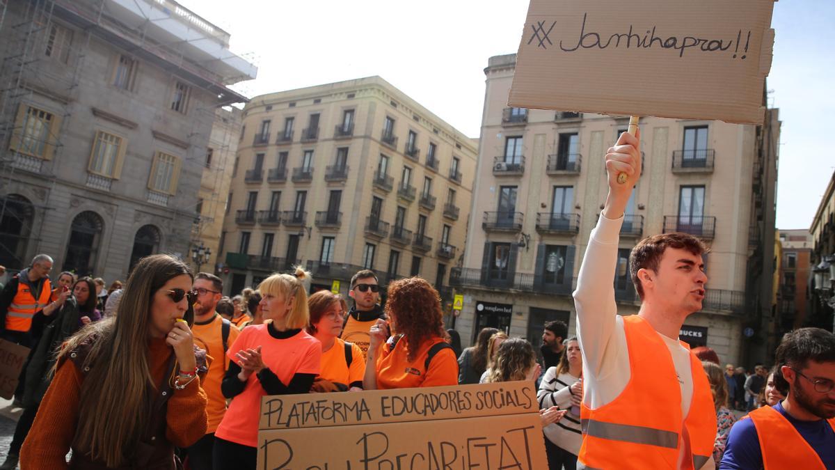 Protesta de trabajadores del sector social contra la precariedad y la desigualdad salarial, este jueves en Barcelona.