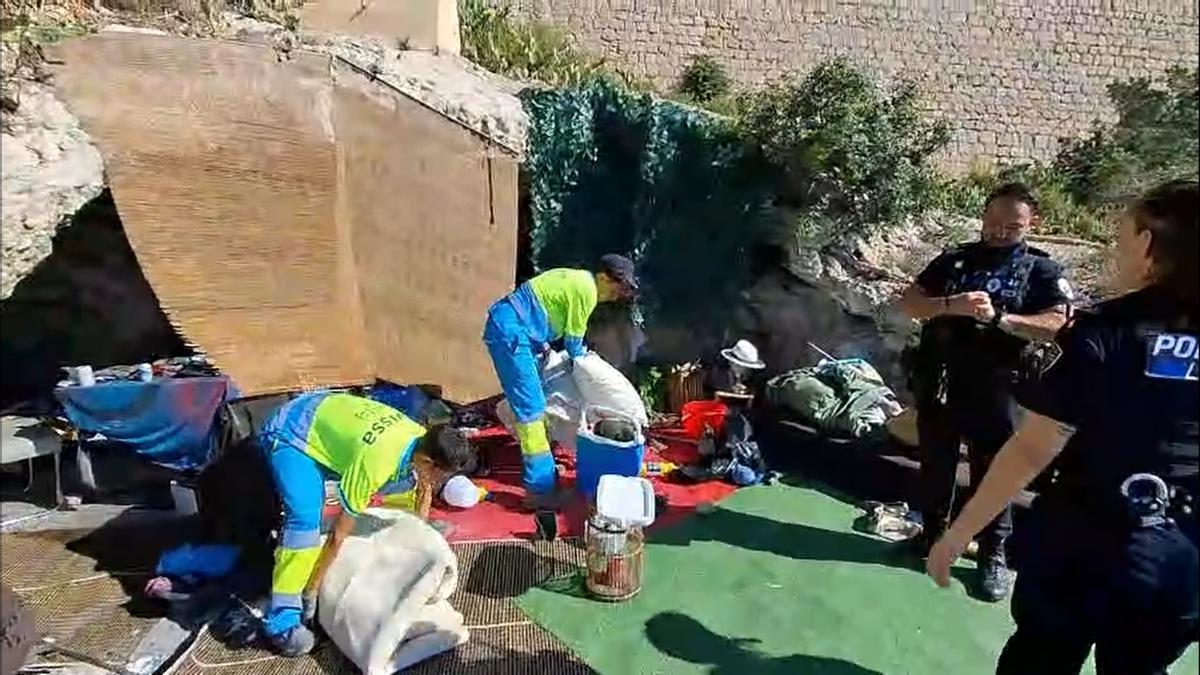 El final de una cueva con vistas al puerto de Ibiza