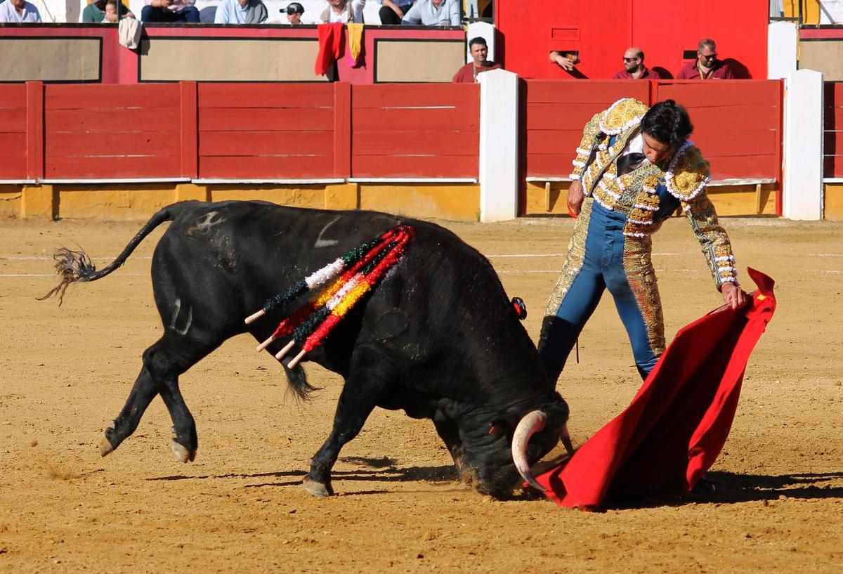 Perera toreando al natural al primero de su lote.