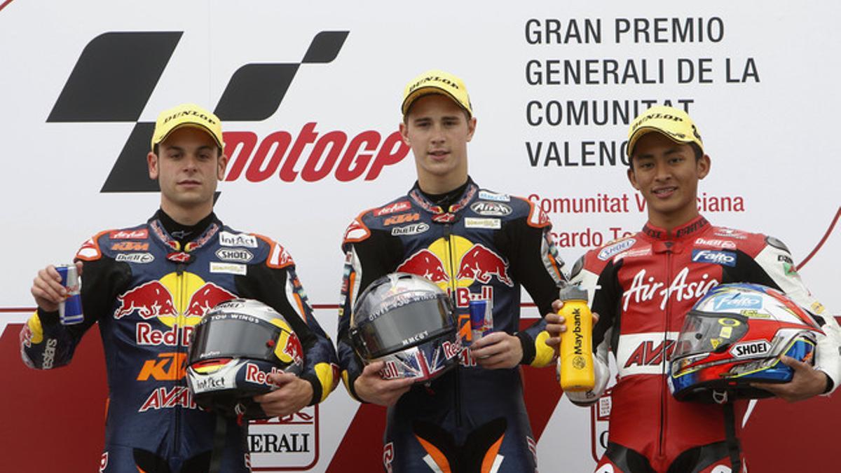 El podio de la carrera de Moto3. De izquierda a derecha, Sandro Cortese, Danny Kent y Zulfahmi Khairuddin.