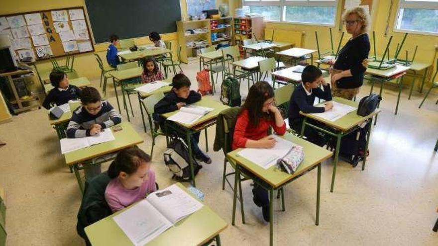 Alumnos durante una evaluación en un colegio gallego.