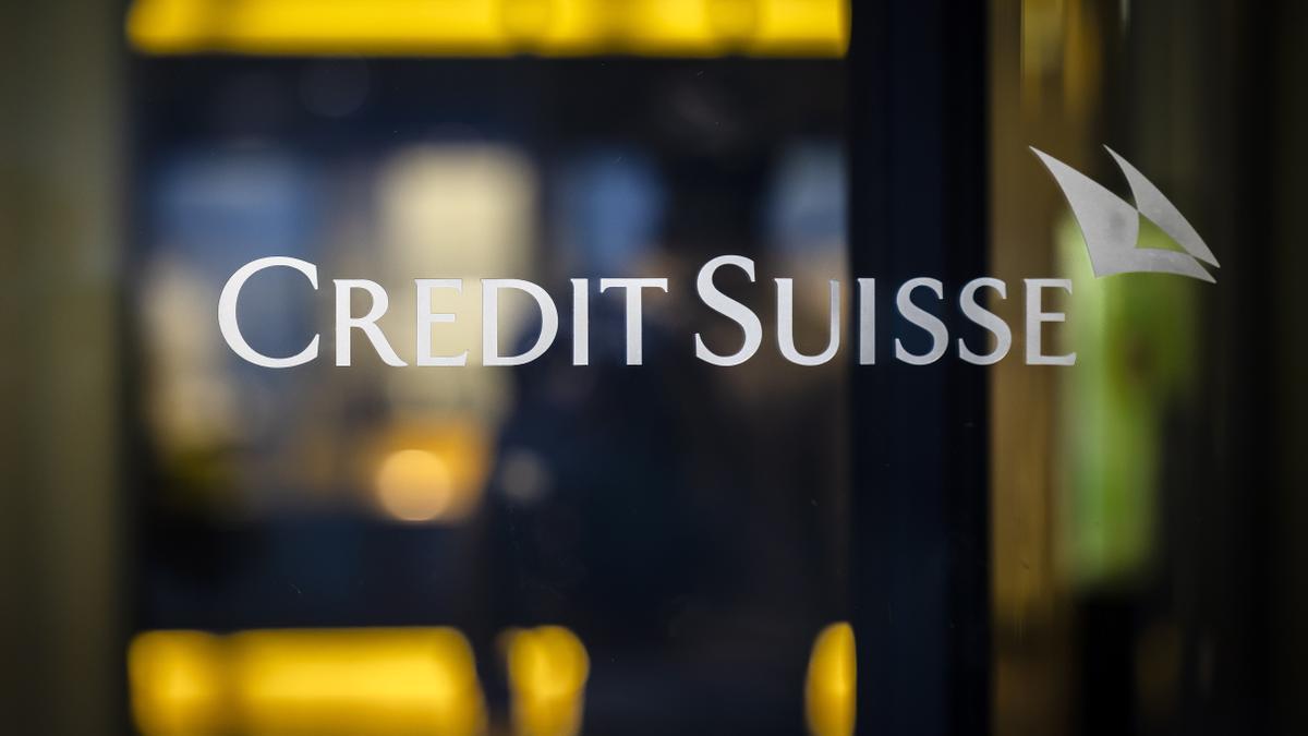 Una imagen de archivo de la puerta de una sucursal de Credit Suisse.