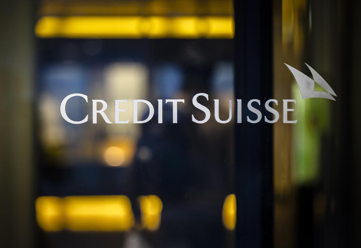 Fotografía de archivo en la que se registró un logo del banco suizo Credit Suisse, a la entrada de una de sus sedes, en Zurich (Suiza). EFE/Michael Buholzer