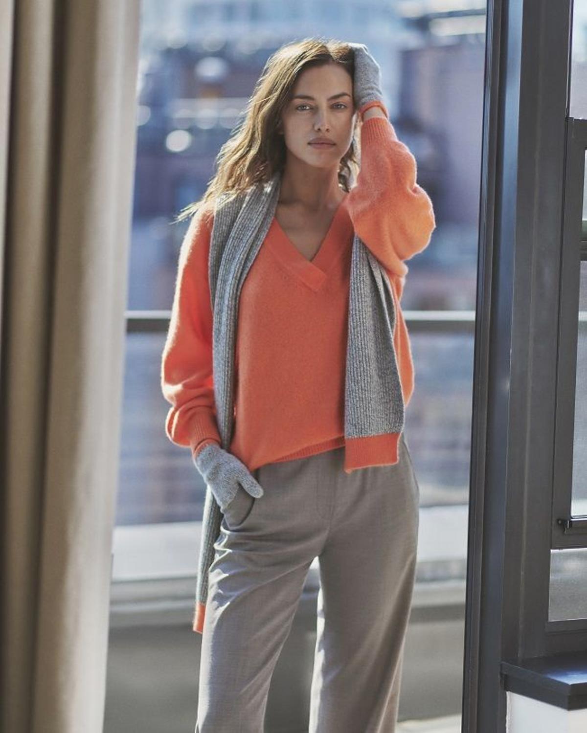 El look de Irina Shayk con jersey naranja con cuello de pico en cashmere y seda, de Falconeri