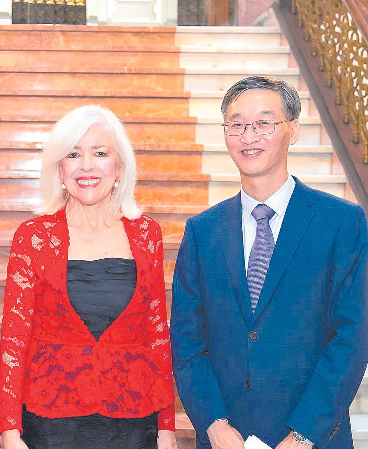 El Embajador de China, Yao Jing, junto a María José Hernández Acosta, directora general del Colegio Hispano Inglés.