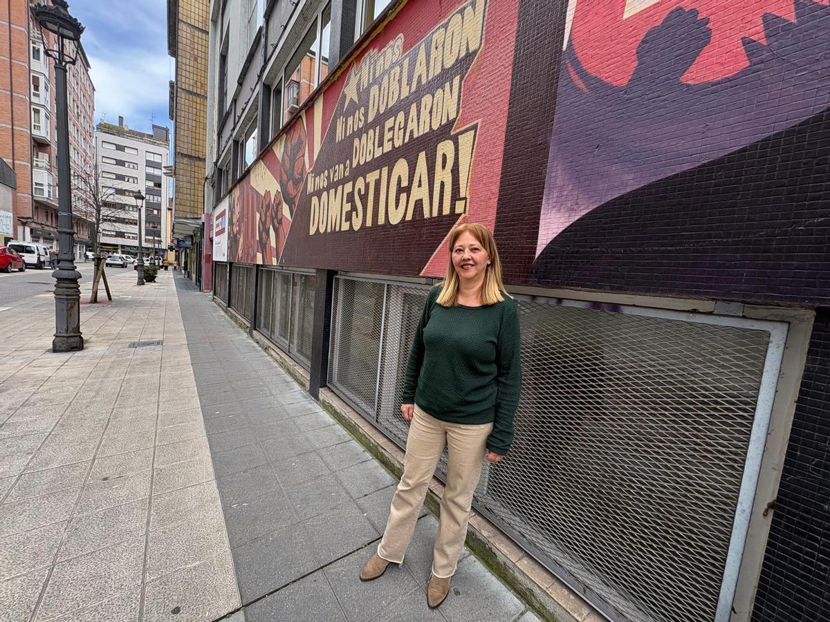 Elena Morán ante la sede de CC OO en el Nalón.