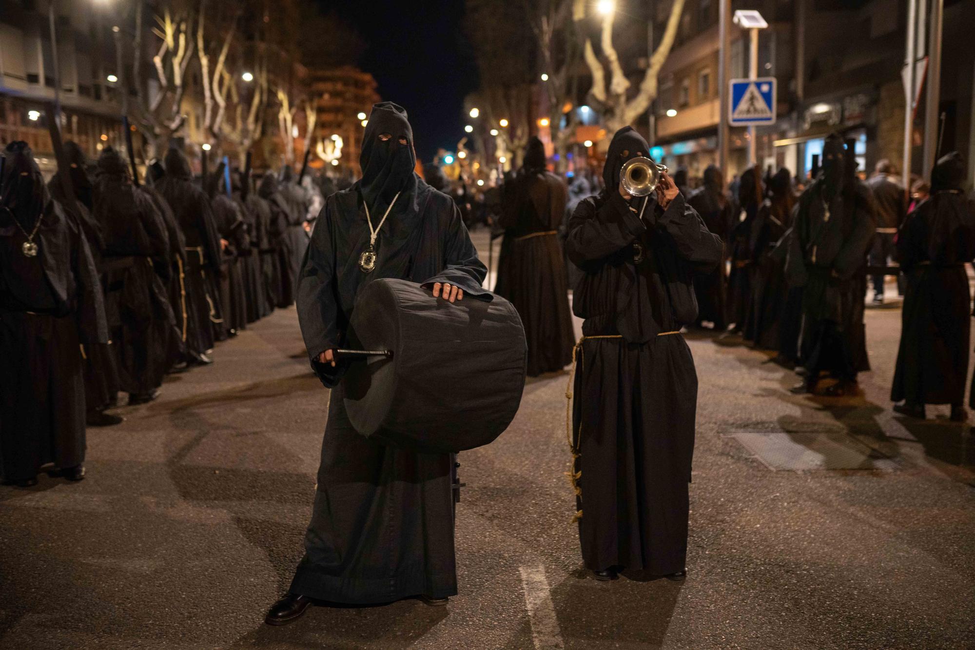 GALERÍA | La salida de Jesús Nazareno y las tradicionales sopas de ajo, en imágenes