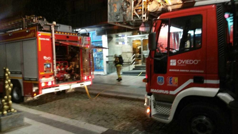 Desalojo de un edificio en el centro de Oviedo por un incendio