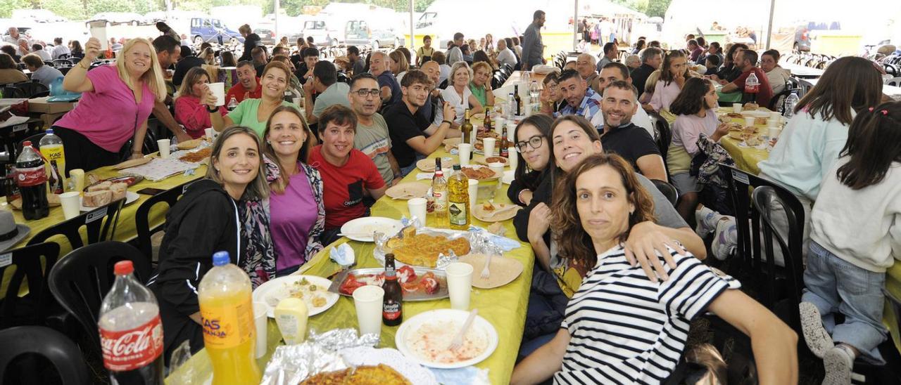 Grupos de comensais nas mesas, á hora de xantar. | // BERNABÉ/JAVIER LALÍN