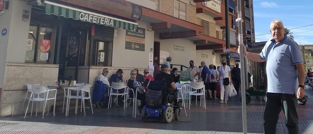 El presidente vecinal Francisco Moya, en una foto de 2021, junto al Mercado de Huelin.