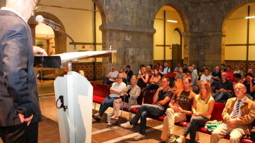 Bolado se dirige al público, ayer en el Antiguo Instituto, con el resto de premiados en la primera fila.