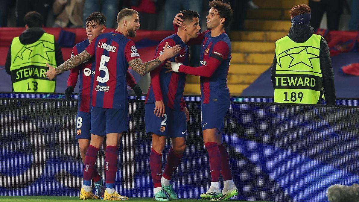 Los jugadores del Barça celebran el gol de Joao Cancelo