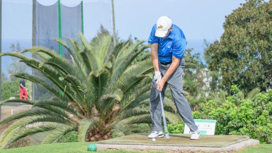 El golfista Prudencio Ramos, en el momento del impacto de la bola en una competición.