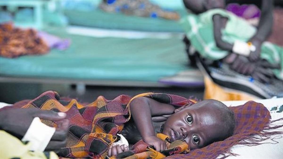 Un bebé con desnutrición grave recibe asistencia en la unidad pediátrica del Hospital de Lodwar, en Kenia.