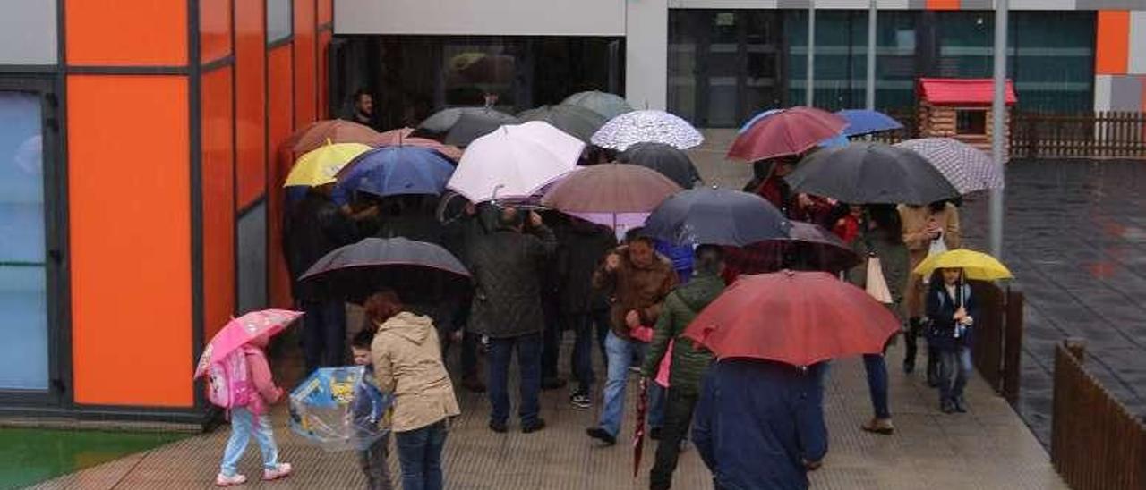 Acceso al área de infantil en un día de lluvia. // Bernabé/Gutier