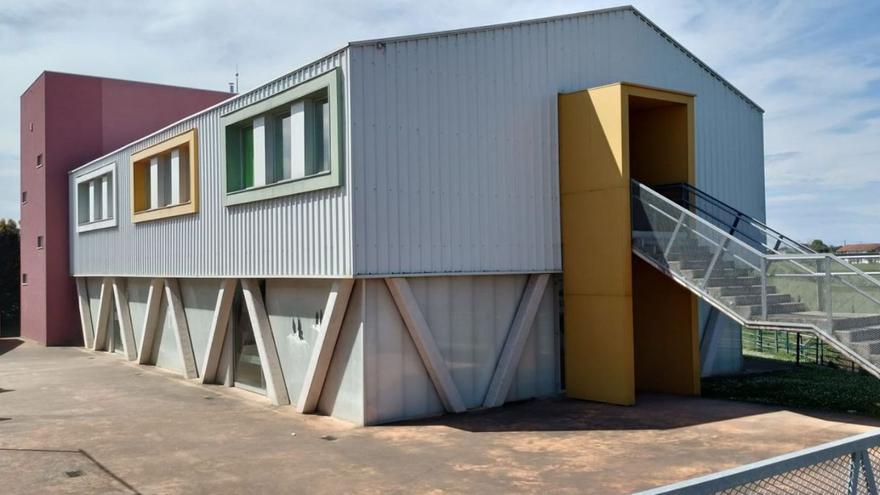 Estado actual del edificio que acogerá la nueva escuela infantil de Quintes, que se acondicionará y en cuya planta baja se habilitará el espacio para el aula para pequeños de hasta 3 años. | A. V.