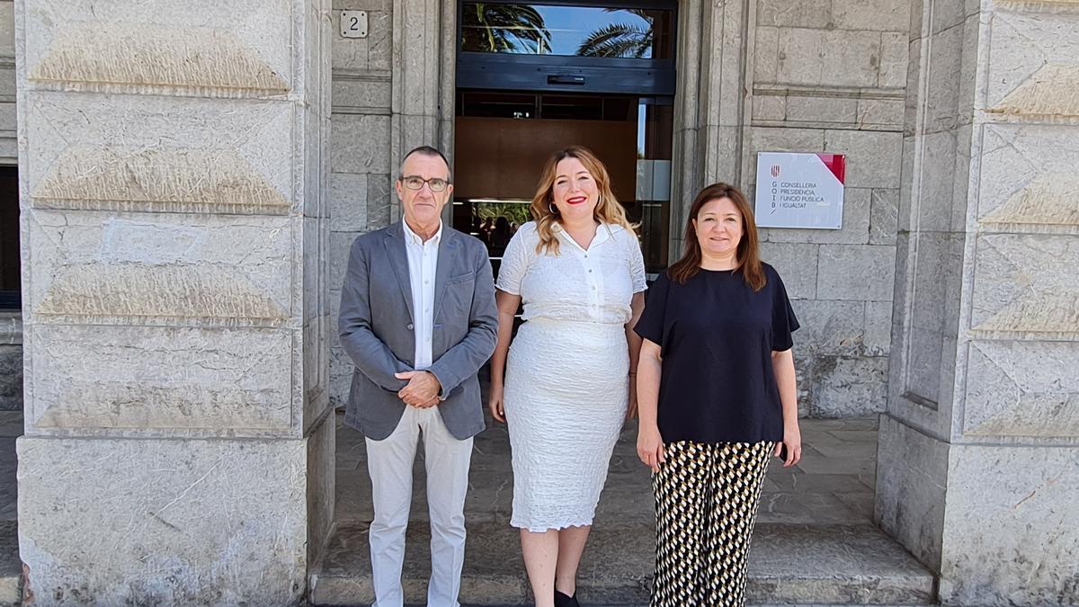 La secretaria de Estado de Igualdad (centro), junto a Juan Pedro Yllanes y Mercedes Garrido.