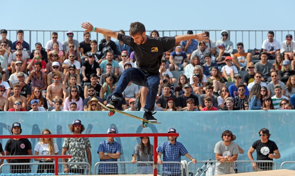 El festival de deportes urbanos atrajo ayer a As Avenidas a miles de personas para presenciar las espectaculares actuaciones de los participantes en pruebas de skate, bicicleta y motocross