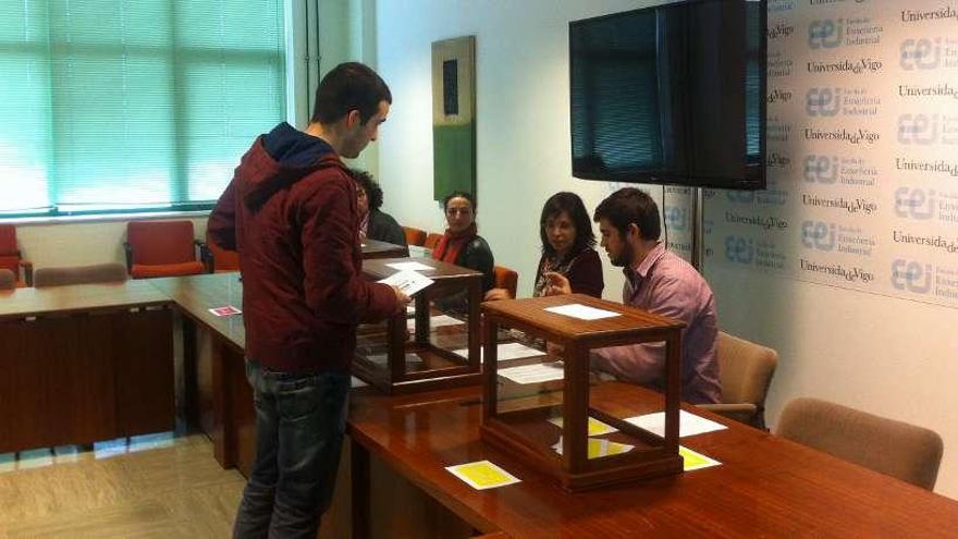 Un estudiante, votando el martes en la Escuela de Ingeniería Industrial, en la sede del campus.  // FdV