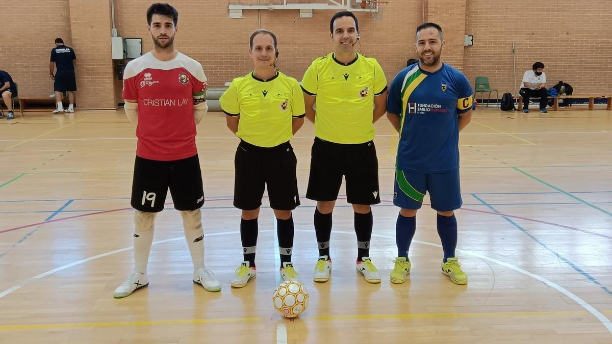 Los capitanes de Jerez y El Valle junto al duo arbitral.