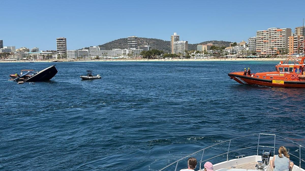 Rescatan a cuatro personas de una lancha hundida en Magaluf