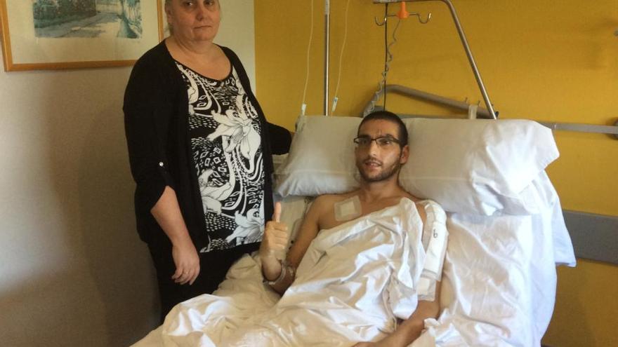 Andrés Contreras en el hospital acompañado por su madre, Fátima