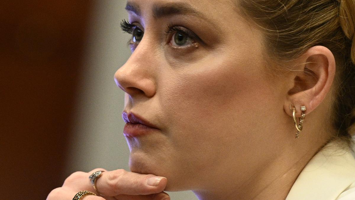 Primer plano de la actriz Amber Heard, en el tribunal de Fairfax, este martes, 26 de abril.