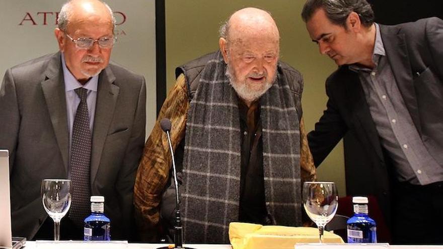 Diego Rodríguez, Julio Diamante y Juan Antonio Vigar, ayer en el Ateneo.